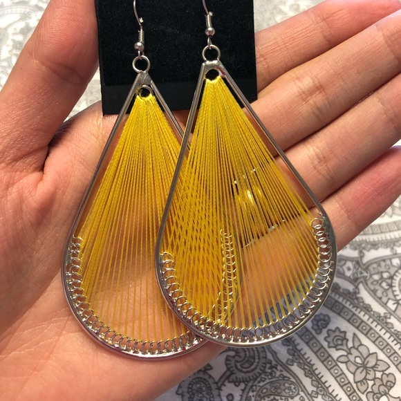 ⬇️ 🌴5 for $20🌴 Yellow threaded tear drop earring - Picture 3 of 3